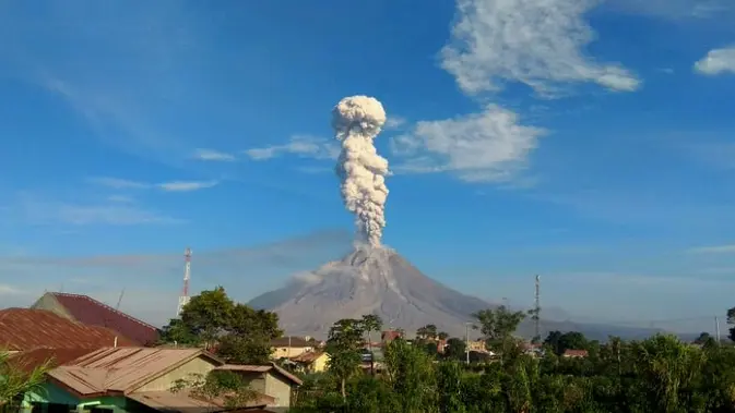 Sinabung Semburkan Abu Hitam 3,5 Km, Warga Diminta Jauhi Radius Bahaya