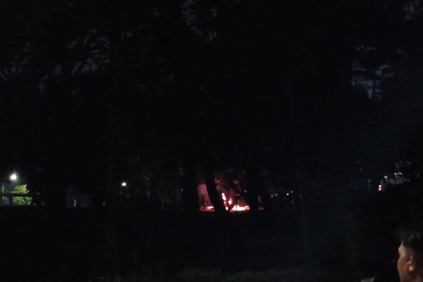 Bentrok di Flyover Slipi: Massa Unjuk Rasa Lontarkan Kembang Api ke Polisi