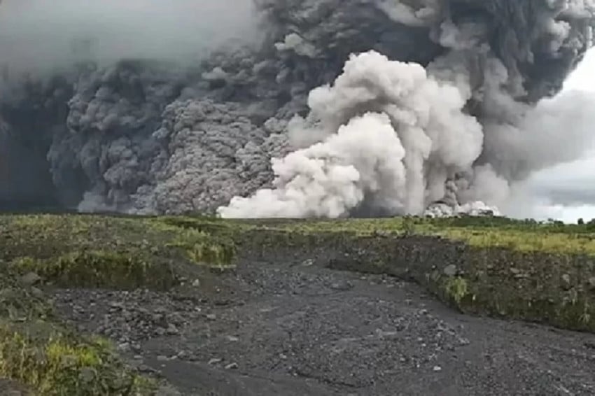 Semeru Erupsi Pagi Hari, Abu Vulkanik Menjulang Satu Kilometer di Atas Puncak